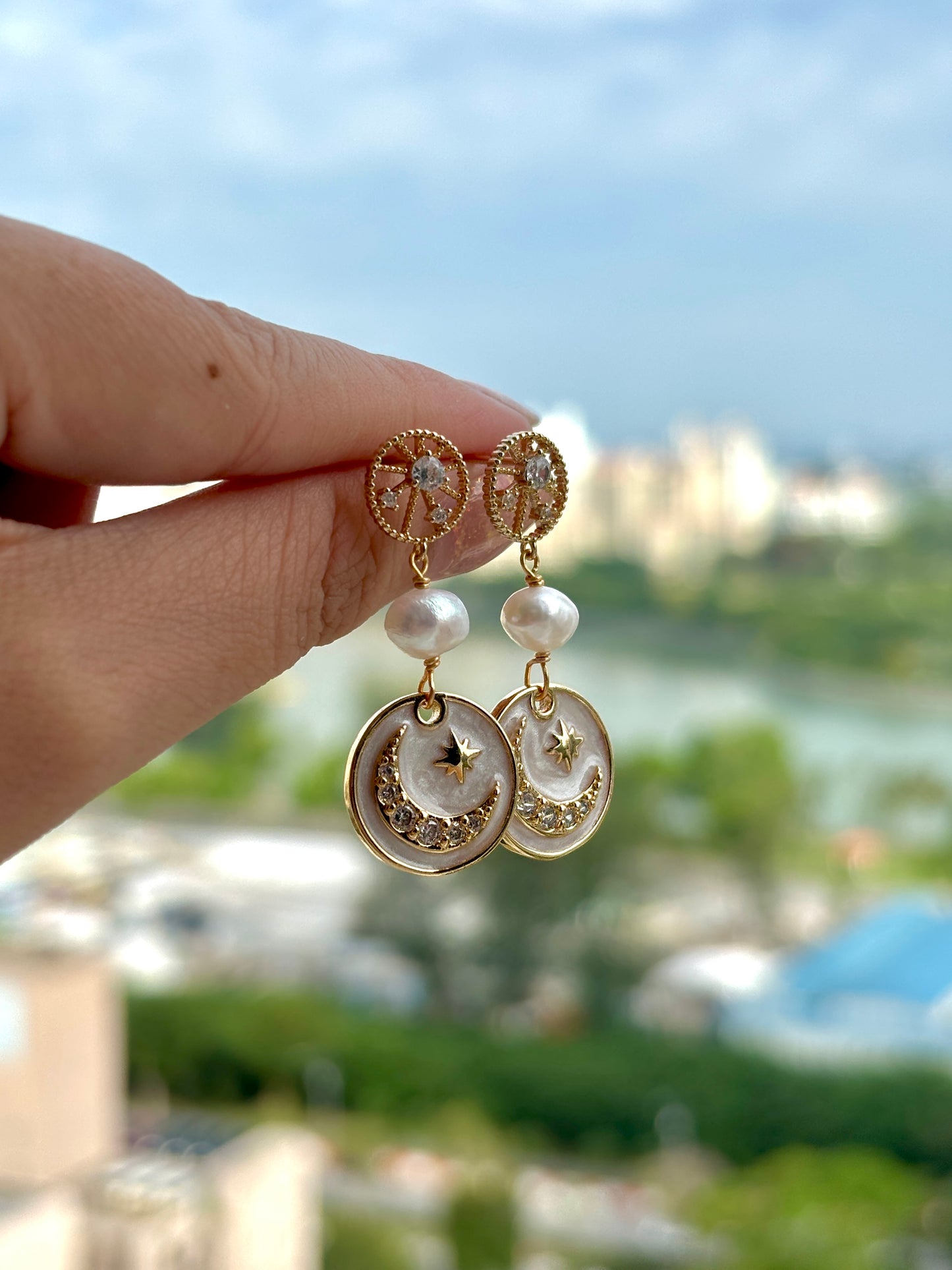 ELARA Pearl Earrings