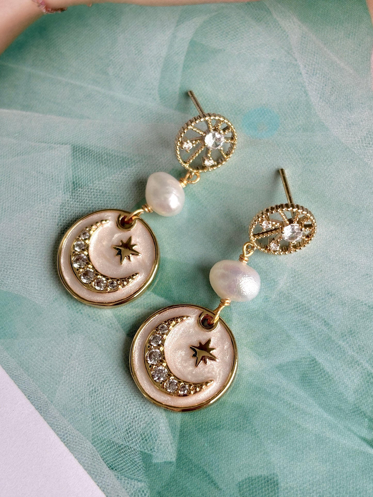 ELARA Pearl Earrings