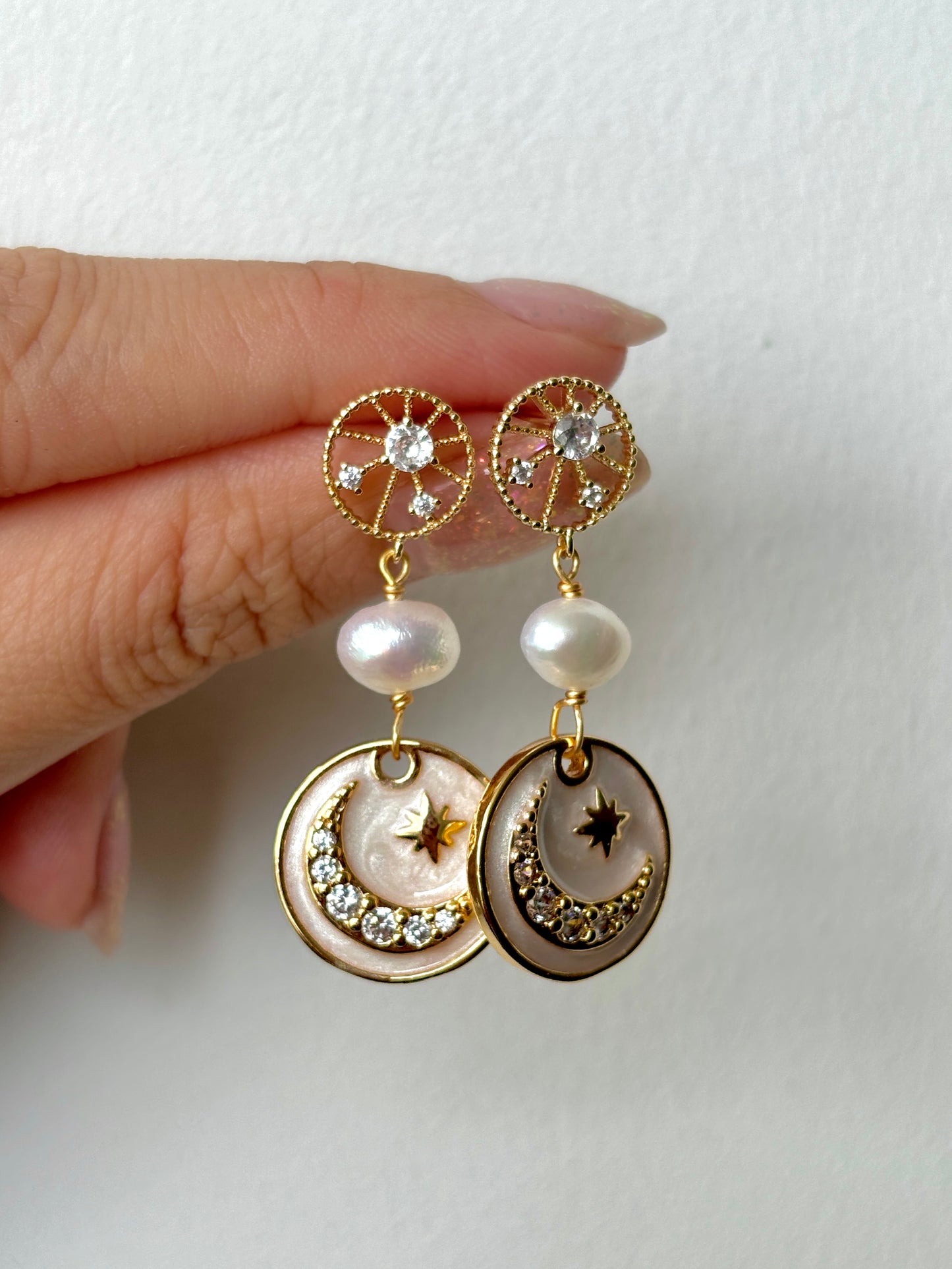 ELARA Pearl Earrings